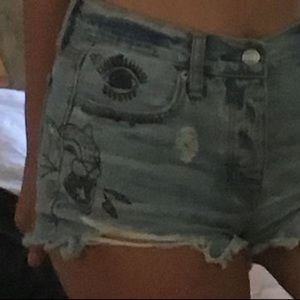 Painted denim mid waste show off shorts.